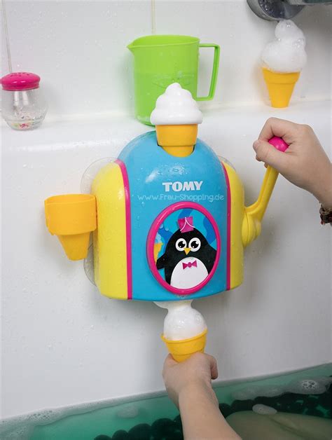 Manche kinder wollen auch einfach nicht stillsitzen während man sie baden möchte. Wasserspielzeug für die Badewanne - Schaummaschine von TOMY