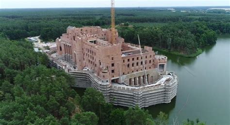 Autorem projektu zamku jest architekt waldemar szeszuła, a inwestorem. Zamek w Stobnicy: mieszkania w nim będą wystawione na sprzedaż