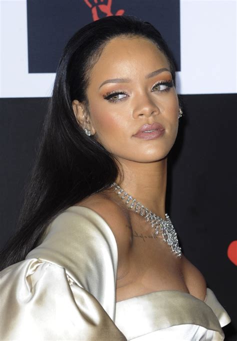 Rihannas hairstyles & haircuts in all colors. Rihanna Hairstyles: Photos of Rihanna's Best Hair Moments