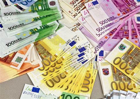 Євро (латинською euro, грецькою ευρώ, кирилицею евро) — офіційна валюта 19 з 27 країн європейського союзу, відомих як єврозона. Україна одержить ще 1 мільярд євро кредиту: закон ...