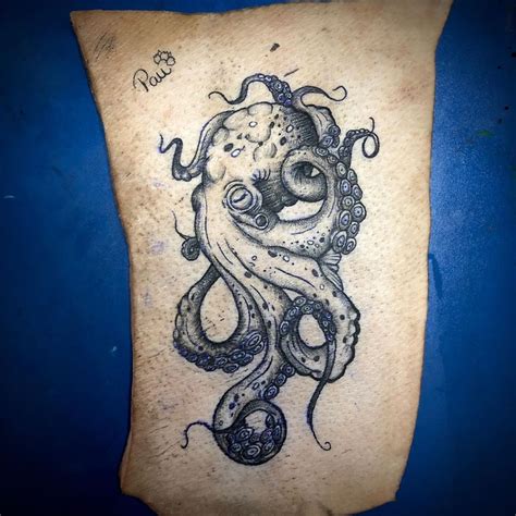 Small black ink octopus tattoo on women right hand. Pin de Jerome em Small octopus tattoo