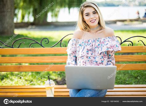 Correct the mistakes in the. Schöne junge blonde Studentin mit tragbaren Laptop ...