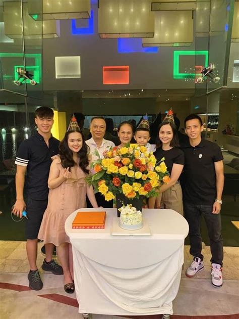 Vào showbiz mà nói còn trinh thì không đứa nào thèm đụng. Bà xã Duy Mạnh ngày càng phá nét sau khi mang bầu