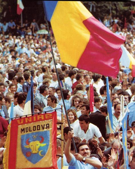 Someone made a video telling people to. Unirea ceruta la 27 August 1989. Marea Adunare Naţională ...