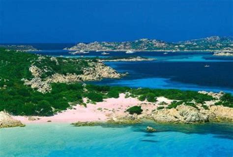 Un sable rose, des eaux turquoise et entourée de petites criques, elle fait penser à certaines plages des caraïbes. Plage Rosa à La maddalena en Sardaigne - Sardegna Bosa