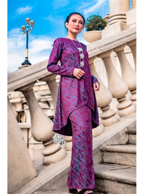 Untuk pilihan warna bajunya terdapat banyak pilihan, seperti navy, maroon, hijau. 35+ Trend Terbaru Fesyen Baju Kurung Moden Remaja - Kelly ...
