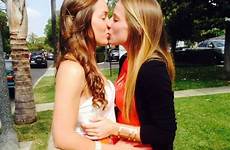 lesbianas kissing novias lesbiana