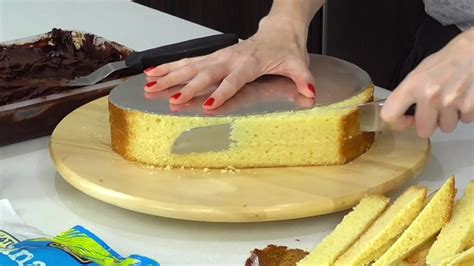 Dann die nüsse und die klein geschnittene schokolade dazugeben. Überraschungsei-Kuchen inklusive Überraschung. Was für ein ...