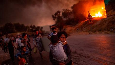 Ein junges mädchen steht bis zu den oberschenkeln im dreckigen wasser. Bilder: UNICEF-Foto des Jahres 2020 | tagesschau.de