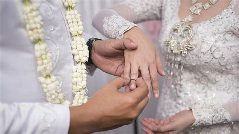 Mereka tidak boleh mendahulukan kebiasaan atau pandangan yang dominan di tengah manusia. Doa untuk Pengantin Baru yang Benar, Setelah Akad hingga ...