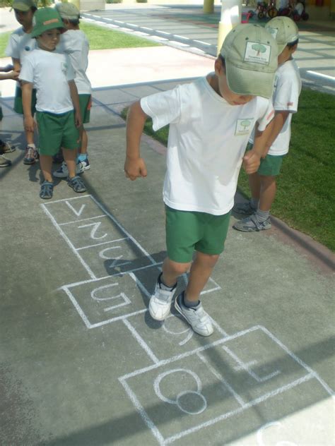 Os meninos e meninas de hoje em dia já não jogam nem brincam tanto na rua como faziam dantes os pais vejam a fotografia. Laranjinhas do Pinhal: 'Jogo da Macaca'