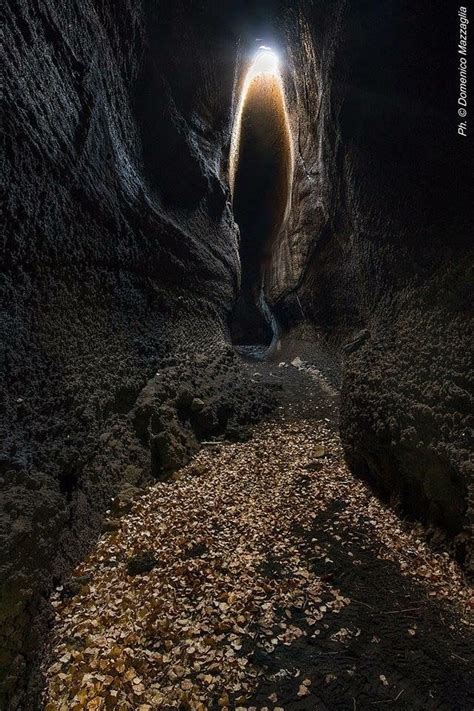 Catania está a 31 km. #Etna Grotta di Serracozzo #Milo (foto Domenico Mazzaglia ...