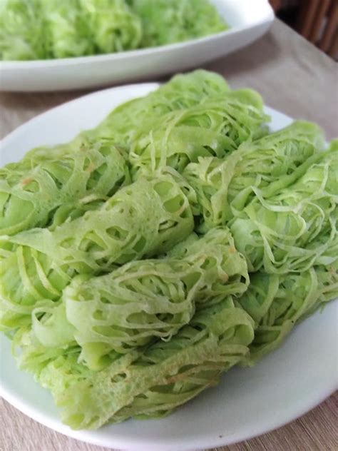 Biasanya makanan ini disuguhkan bersama kuah kari melayu. Roti Jala Pandan, Sedap Dimakan Dengan Kuah Kari - RASA