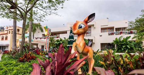 Disney christmas decorations 2020 animated shows tk. 2020 Holiday Decorations at Disney's Hollywood Studios ...