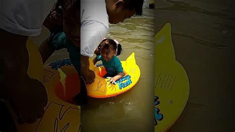 Awal kehebohan di mulai dari kemunculan teaser beberapa cuplikan video hingga video yang berdurasi full di situs download video terlarang. Anak kecil lucu sedang bermain di pantai - YouTube