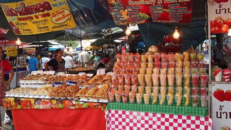 Home décor, paintings and pottery. Low-priced shopping while traveling - the Chatuchak Market ...