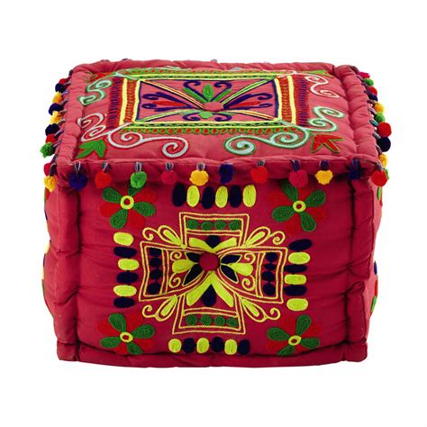 L'originalité de ce pouf vient certainement de son mélange de couleur, donnant vie à vos pièces. Pouf à pompons en coton brodé multicolore FRIDA | Maisons ...