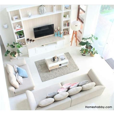 Ruang yang kecil andai akan terasa berbeda jika anda tata dengan cahaya penerangan yang cukup, perpaduan antara warna lantai yang berkilau dengan sofa hitam akan terlihat menarik dan nyaman. Desain dan Denah Rumah Minimalis Modern Lengkap Dengan ...