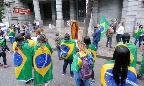 No entanto, prefeito da capital alertou que, se não houver disciplina por parte da população, novas restrições podem acontecer. Manifestantes se reúnem em frente à Prefeitura de BH e ...