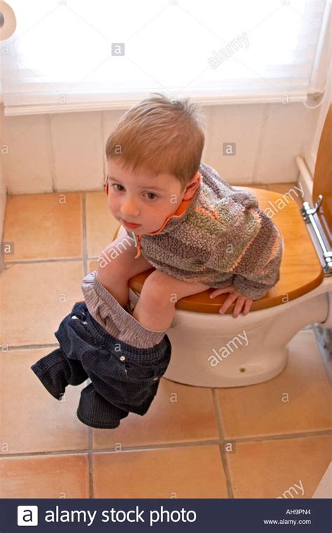 Toilette machen (sich ankleiden, frisieren, zurechtmachen). Jeune garçon enfant assis sur les toilettes WC WC WC CJWH tourbière Banque D'Images, Photo Stock ...