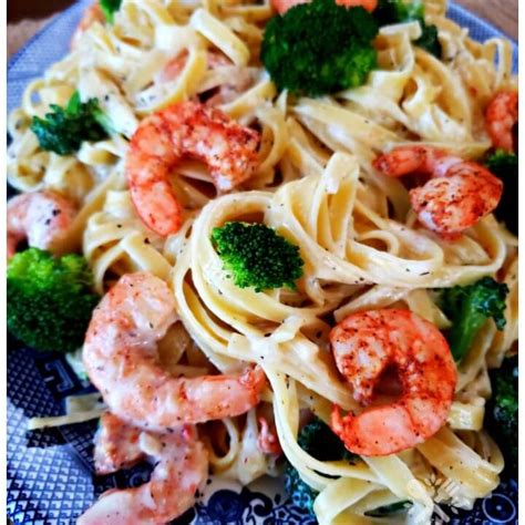 Fettuccine alfredo with shrimp and broccoli. Shrimp Alfredo With Cream Cheese And Broccoli : Roasted ...