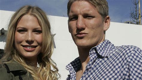 Wann und wo bastian schweinsteiger wurde geboren? Schweinsteiger: Deshalb fehlt Freundin Sarah oft ...