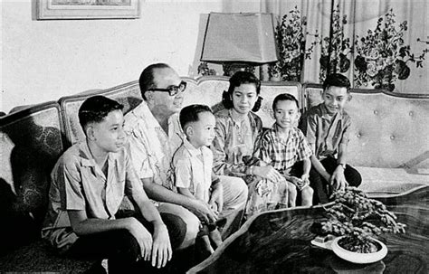 Toh puan rahah mohamad noah istri : Sejarah Malaysia: Tun Abdul Razak