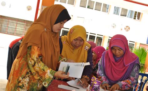 Menurut pihak kementerian, bantuan persekolahan ini ­terbahagi kepada tiga kategori utama iaitu bantuan umum, bantuan khusus dan bantuan antara bantuan yang disediakan kepada murid dari kalangan berpendapatan rendah ialah bantuan khas awal persekolahan 1malaysia (bkap1m). Majlis Penyerahan Bantuan Khas Awal Persekolahan Siri 2 2017