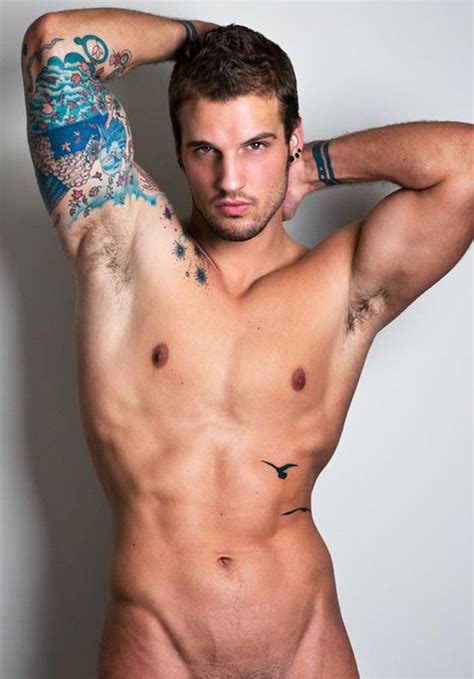 Destruyó en sus archivos muchas fotos y sus negativos, especialmente los de hombres desnudos. Chicos tatuados sin ropa y muy calientes | Estarguapas