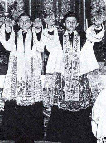 Banner der schweizer garde mit dem wappen von papst benedikt xvi., das die päpstliche tiara enthält. Ratzinger | Priester, Papst benedikt xvi, Papst