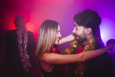 El tema de esta foto es: Fiesta de año nuevo en discoteca con pareja bailando ...