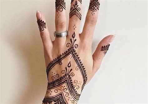 Henna art ini adalah suatu karya seni berbentuk lukisan simple dan mudah, guna untuk mempercantik tangan seorang wanita Aksesoris Henna Tangan Simple Warna Merah, Motif Henna