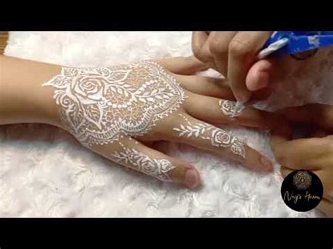 Di video kali ini saya berbagi cara membuat bunga mawar sebagai dasar desain, selebihnya bisa teman2 kreasikan sendiri yaa salam 1. Tutorial Henna Putih bentuk bunga mawar oleh @nayshenna ...