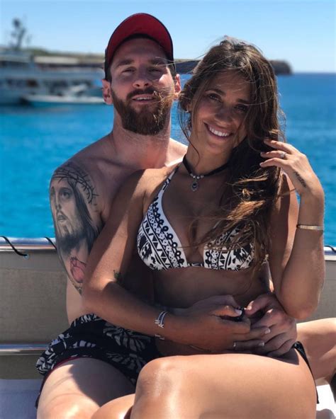 Think of a superstar, think of neymar jr. Pin by Julian Mendoza on Summer Couples (With images) | Messi and wife, Lionel messi, Lionel ...