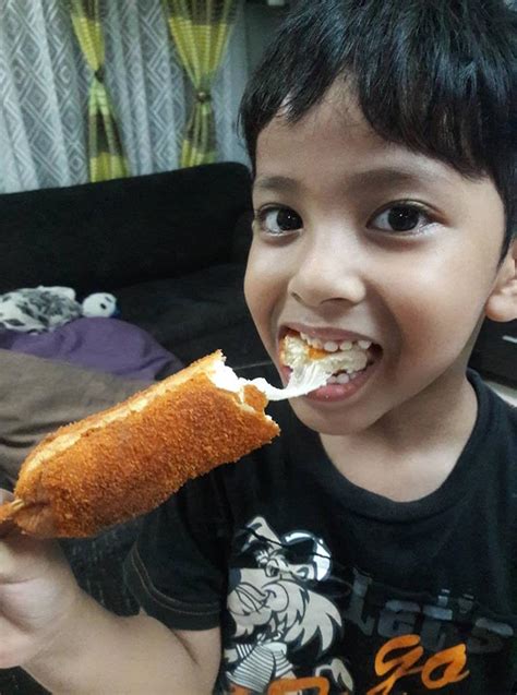 Belakangan ini jajanan corndog coklat mozarella tengah digemari para pecinta kuliner, terutama kaum milenial. Cara Buat Cheesy Sausage Corndog Yang Mudah & Super Lazat ...