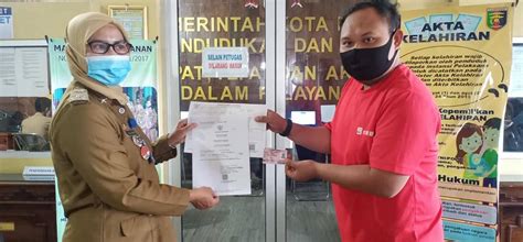 Dalam praktiknya, aturan soal denda keterlambatan pelaporan kelahiran dan pembuatan akta kelahiran ini secara khusus tertuang dalam peraturan. Penyerahan Akte Kelahiran 3 in 1 dan Akte Kematian
