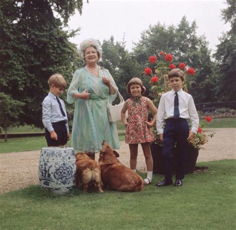 Folgt nun der nächste shitstorm für sarah und dominic kleidung accessoires feier promis hochzeitskleid brautkleid anfangen youtuber. Duchess Camilla Met a Very Good Boy Today | Queen mother ...