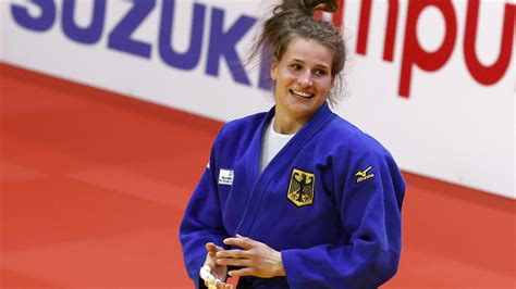 Im kampf um platz drei besiegte die ravensburgerin die kubanerin kaliema antomarchi (33). Judo: Anna-Maria Wagner holt Goldmedaille bei Grand-Slam ...