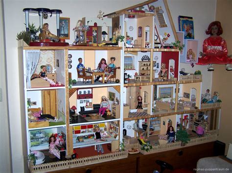 La belle petite maison de 1.10m de haut attend sa place sous le beau sapin d'une gentille petite fille.qui c'est qui a été assez sage ( disponible de suite 1 et sur. Barbie - Puppenhaus -reginas-puppentraum.de