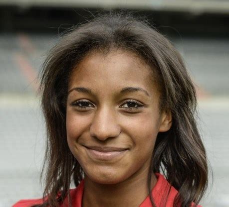 De blessure gaat echter wel de goede richting uit en zou normaal geen probleem mogen vormen voor de olympische spelen. Nafi Thiam - De Standaard