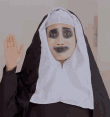 Sejak foto tersebut tersebar, hantu yang dikenal dengan sebutan lady brown itu sering terlihat aula bangunan. Wow 30 Foto Hantu Valak The Conjuring 2 - Gambar Kitan