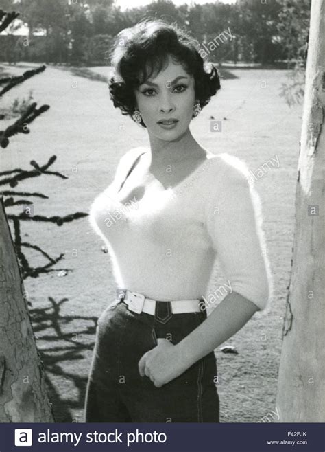 Hitta perfekta luigina lollobrigida bilder och redaktionellt nyhetsbildmaterial hos getty images. GINA LOLLOBRIGIDA Italian film actress about 1958 Stock ...