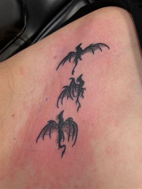 Game of thrones star emilia clarke (daenerys targaryen) is the latest member of the cast to commemorate her time on the show with a tattoo, this one fit for the mother of dragons. Inspired by Emilia Clarke's in 2020 | Game of thrones ...