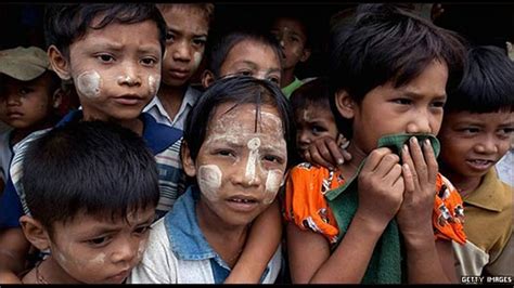 2 miembros de la liga nacional por la democracia de birmania rinden tributo al general aung san en rangún, con motivo del 73 aniversario del día de los mártires. Birmania o Myanmar - YouTube