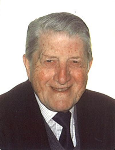 He is an actor and director, known for thuis (1995), midas (1967) and othello (1969). Vrijmetselarij voor Dummies: Rik Van Aerschot (1928-2012)