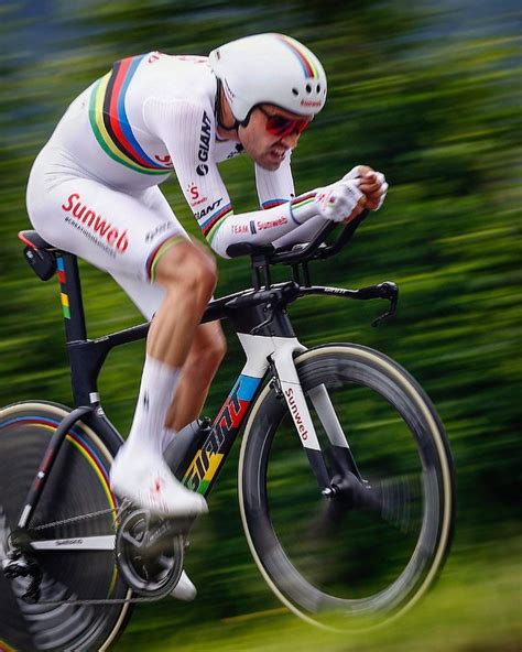 Tom dumoulin aboard his special rio edition giant trinity advanced tt (image credit: Tom Dumoulin TT Stage 16 Giro d'Italia 2018