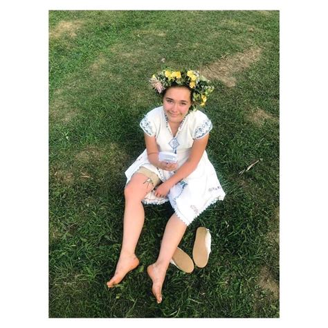 Ari aster saves perhaps the biggest midsommar shock for the film's final 10 minutes. Florence Pugh in a floral headdress and pagan costume on the set of Ari Aster's Midsommar (2019 ...