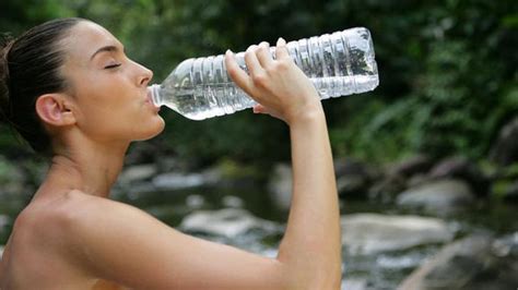 Buang air kecil terlalu sering atau terlalu jarang menandakan adanya masalah kesehatan. Berapa Liter Manusia Minum Air Putih Dalam Sehari ...