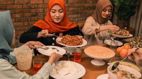 Dalam kehidupan manusia yang berkeluarga, waktu makan merupakan masa yang paling istimewa dapat dilakukan sekiranya ada perancangan yang teliti. Bolehkah Makan Sahur Saat Imsak Hingga Menuju Azan Subuh ...