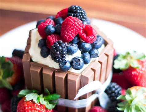 Kit kat kuchen kuchen rezepte einfach einfach backen torten rezepte kuchen und torten einfacher nachtisch erdbeerkuchen kochen schoko sahne torte. DIY: Die 5 Minuten KitKat-Torte ganz ohne Backen
